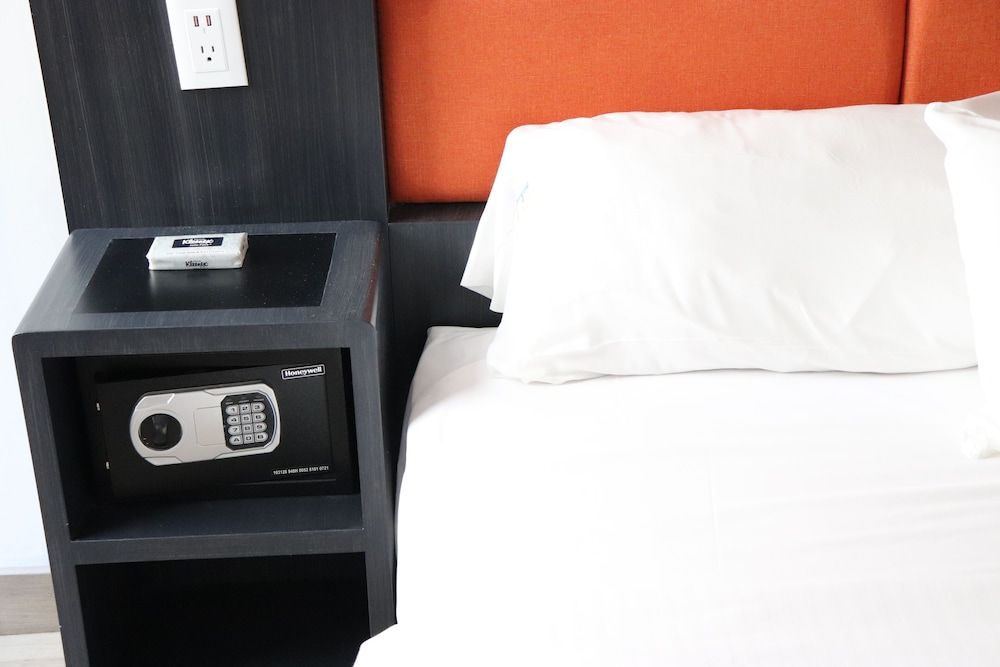 Hotel Embassy Comfort Room 8