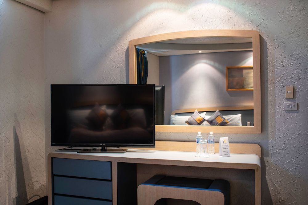 Hotel Embassy Double Room, 2 Queen Beds 11