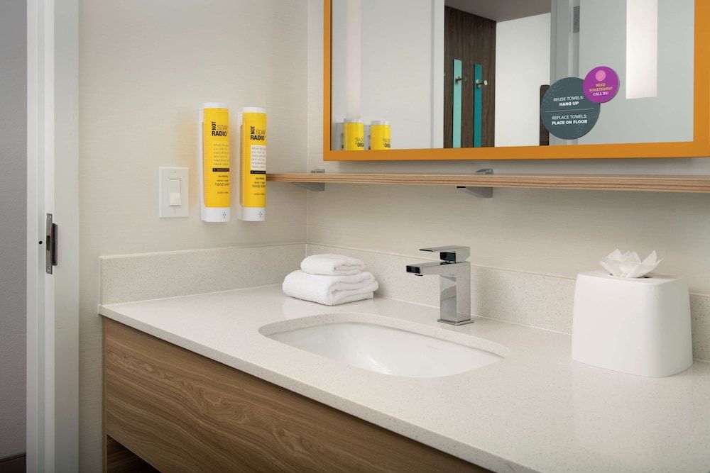 Tru by Hilton Miami West Brickell Basic Room, 1 King Bed 5