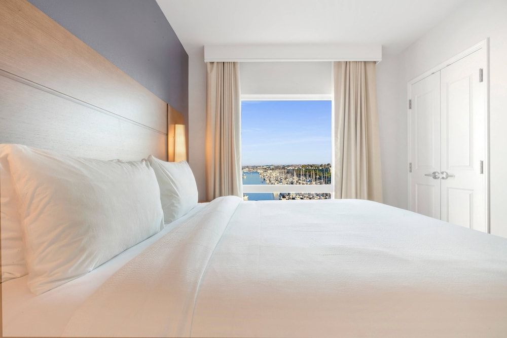 Signature Suite, 1 Bedroom, Non Smoking, Balcony (Mobility Accessible, Roll-In Shower)