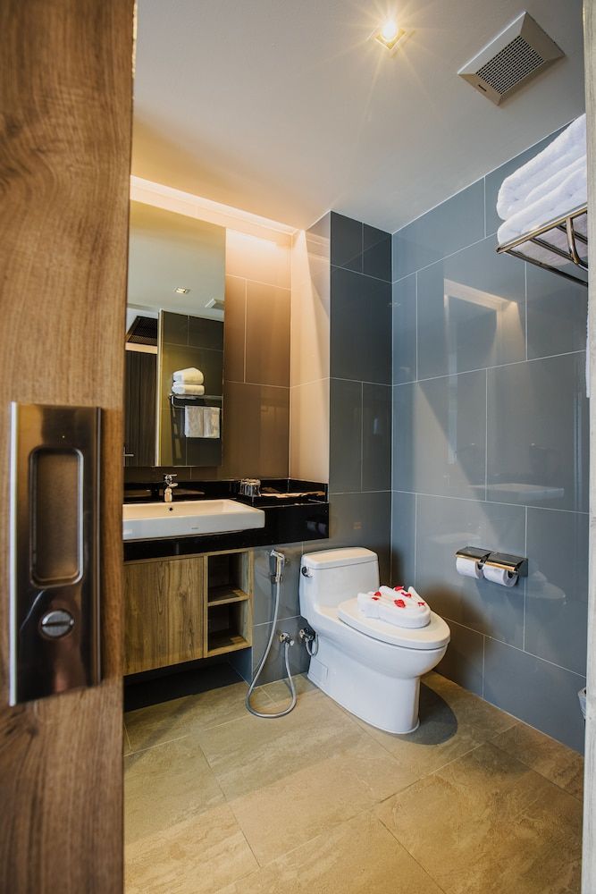 Rak Elegant Hotel Patong Rak Suite Room with Kitchenette City View 3