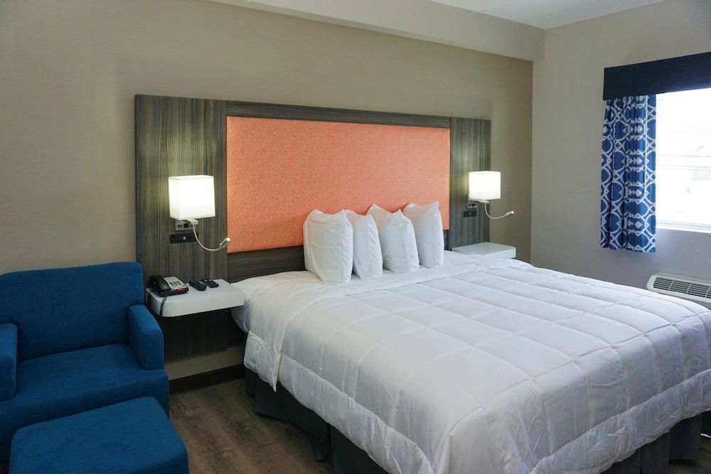 The Waves Hotel, Ascend Hotel Collection Standard Room, 1 King Bed, Non Smoking 3
