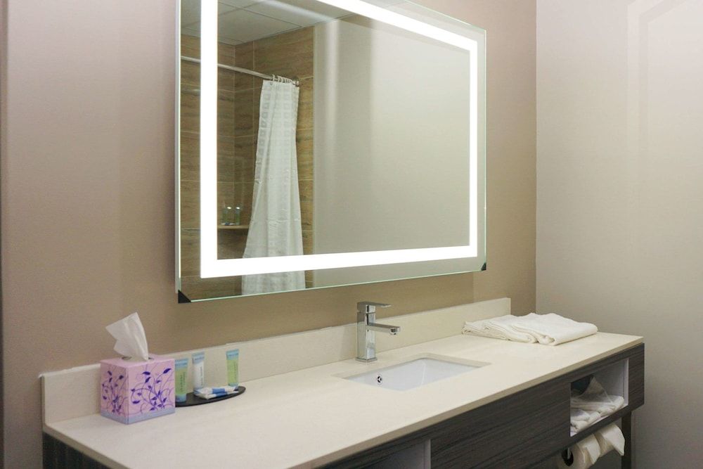 The Waves Hotel, Ascend Hotel Collection Standard Room, 1 King Bed, Non Smoking 10