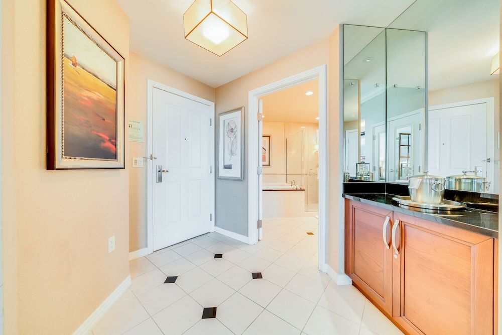 Elite 1-BR Suite Strip View with Balcony & Jetted Tub