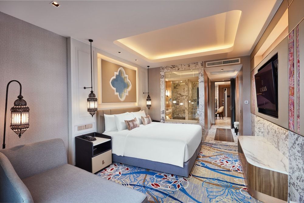 Jacuzzi Sky Suite Club Lounge Access