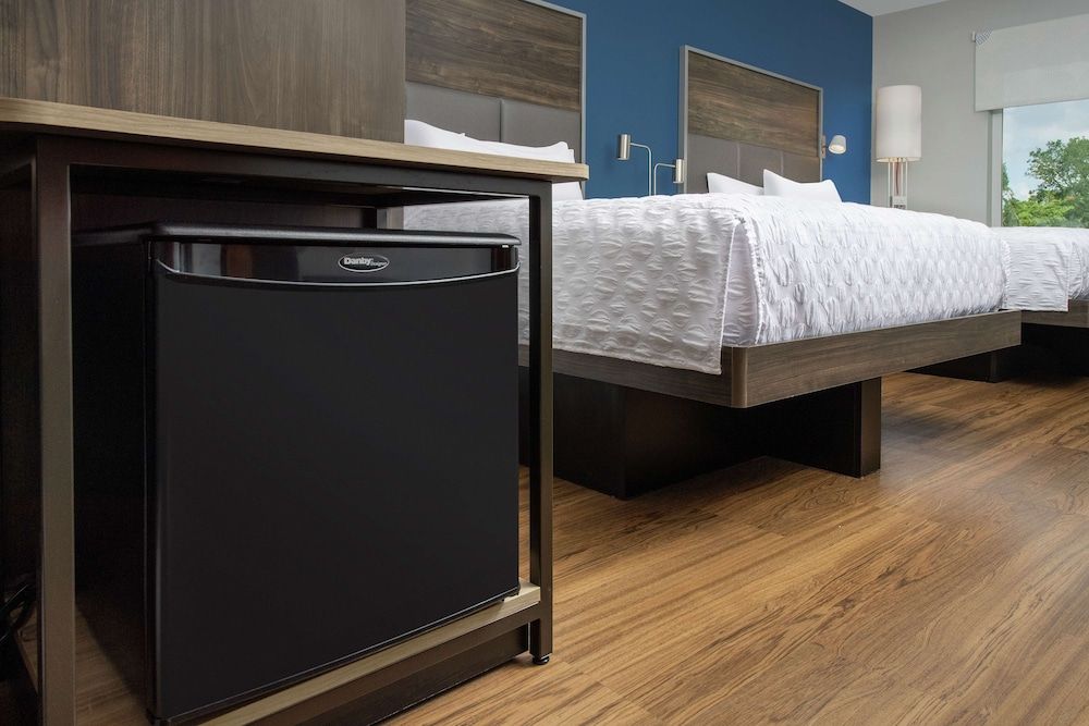 Room, 2 Queen Beds, Accessible, Bathtub