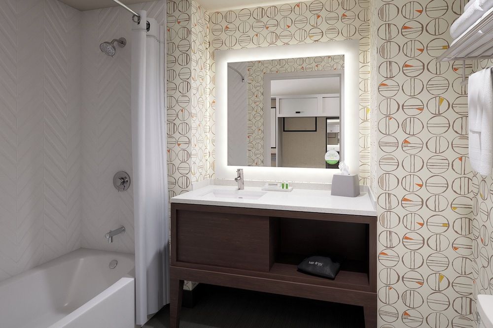 Standard Room, 1 King Bed, Accessible Bathtub (Communications)