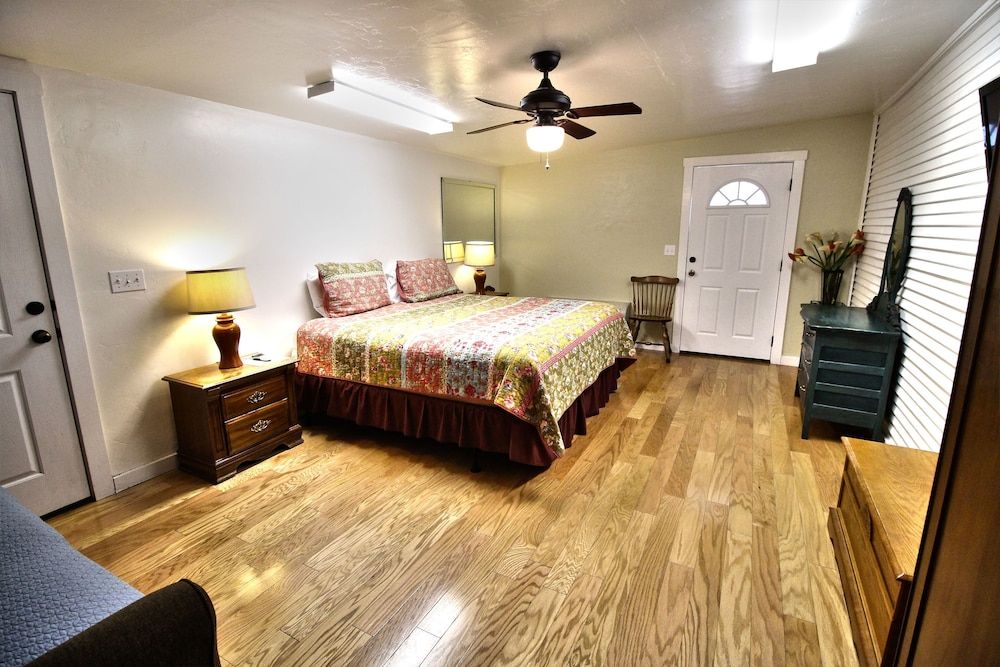 Peach Tree Inn & Suites Suite 6