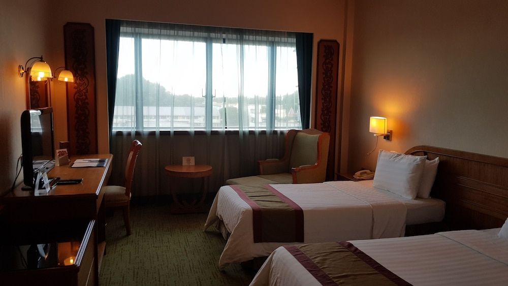 The Centrepoint Hotel Deluxe Room 4