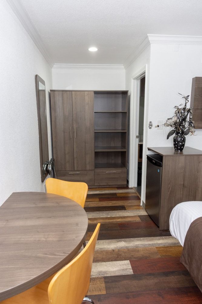 Value Inn Bellflower Standard king 8