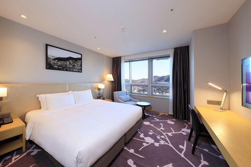 Avani Central Busan Deluxe Room, 1 King Bed, City View (Avani) 4