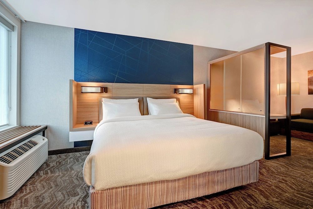 Suite, 1 King Bed (Hearing Accessible)