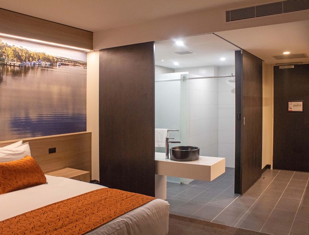 Bridgeport Hotel City Balcony Suite 4