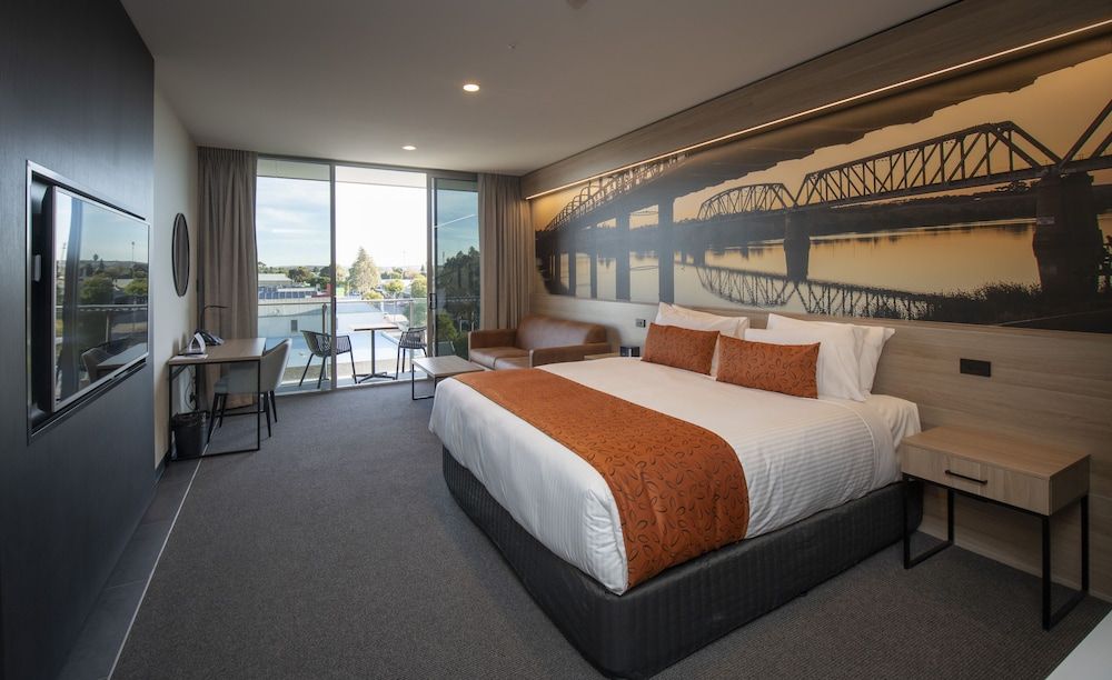 Bridgeport Hotel City Balcony Suite