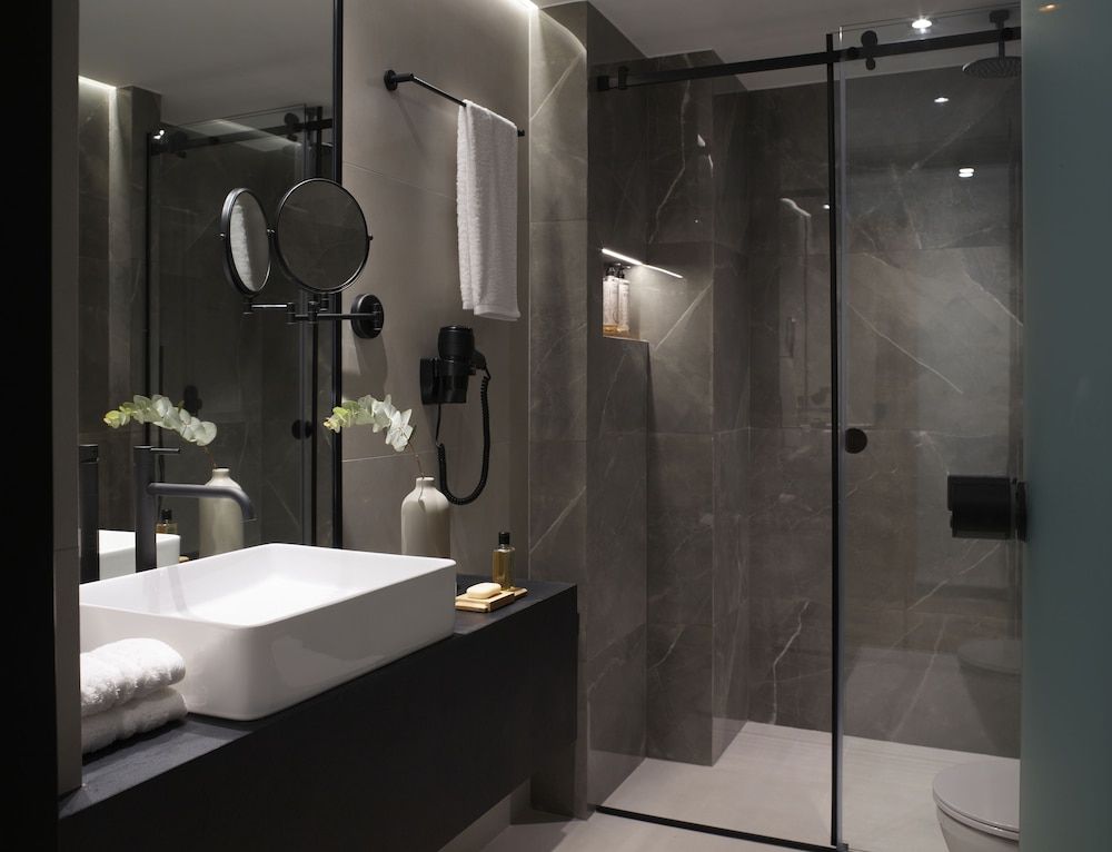 The Port Square Hotel The Port Double Room with City View 4