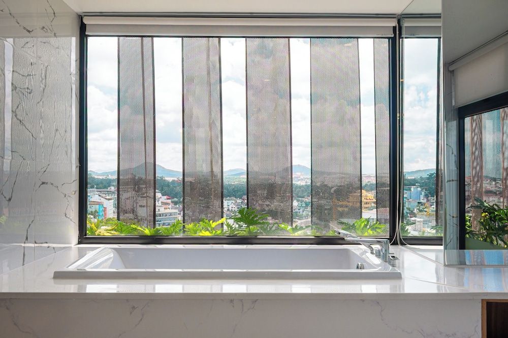 Deep soaking bathtub