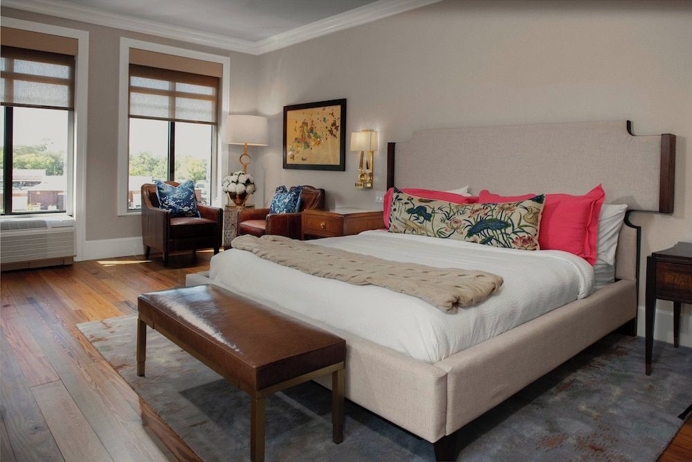 Room, 1 King Bed with Sofa bed, Courtyard View (Hearing Accessible)
