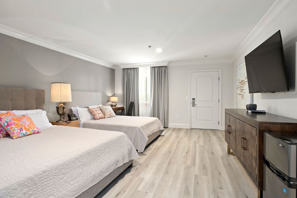 Hotel Huntington Family Room, Multiple Beds 3