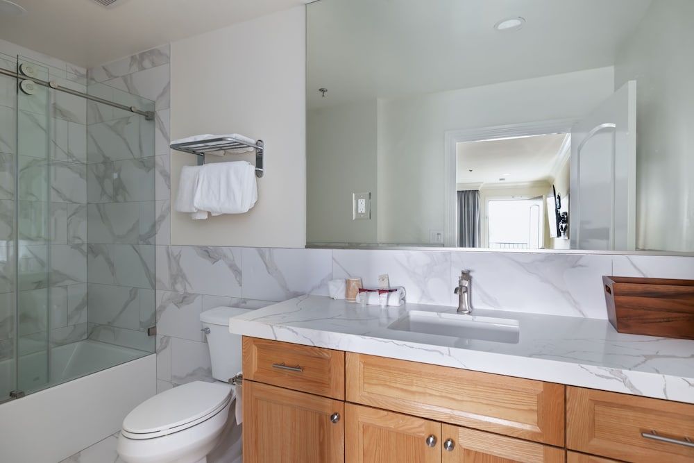 Hotel Huntington Family Room, Multiple Beds 6