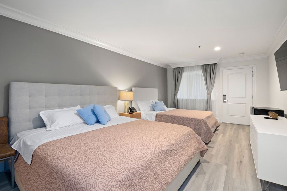 Hotel Huntington Family Room, Multiple Beds 2