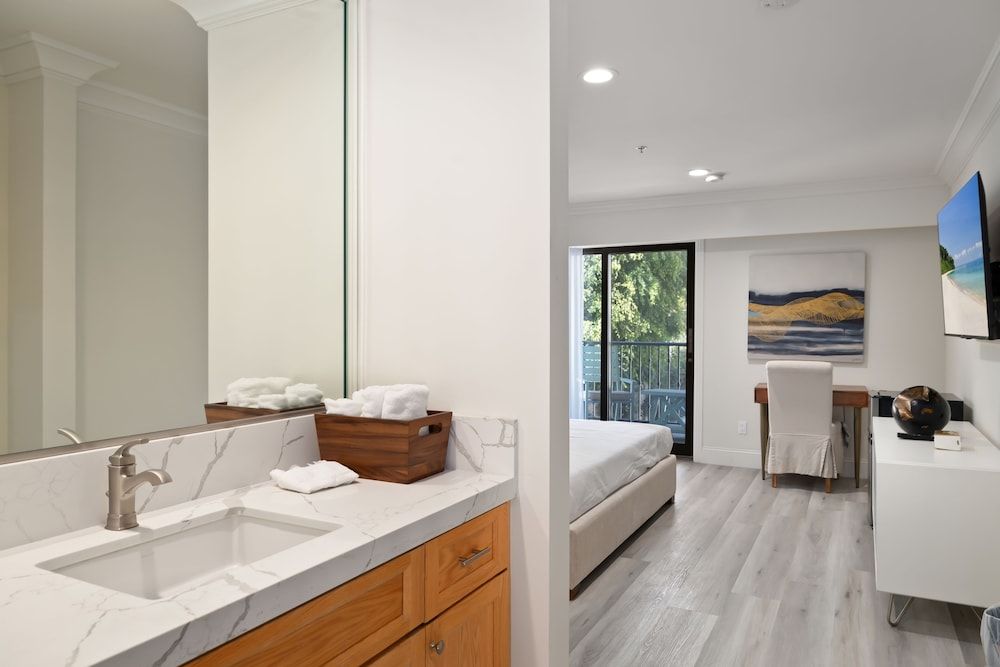 Deluxe Room, 1 King Bed, Patio
