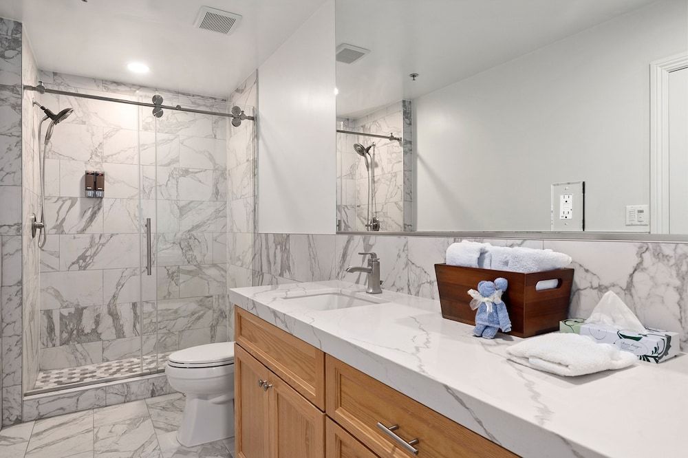 Hotel Huntington Family Room, Multiple Beds 5