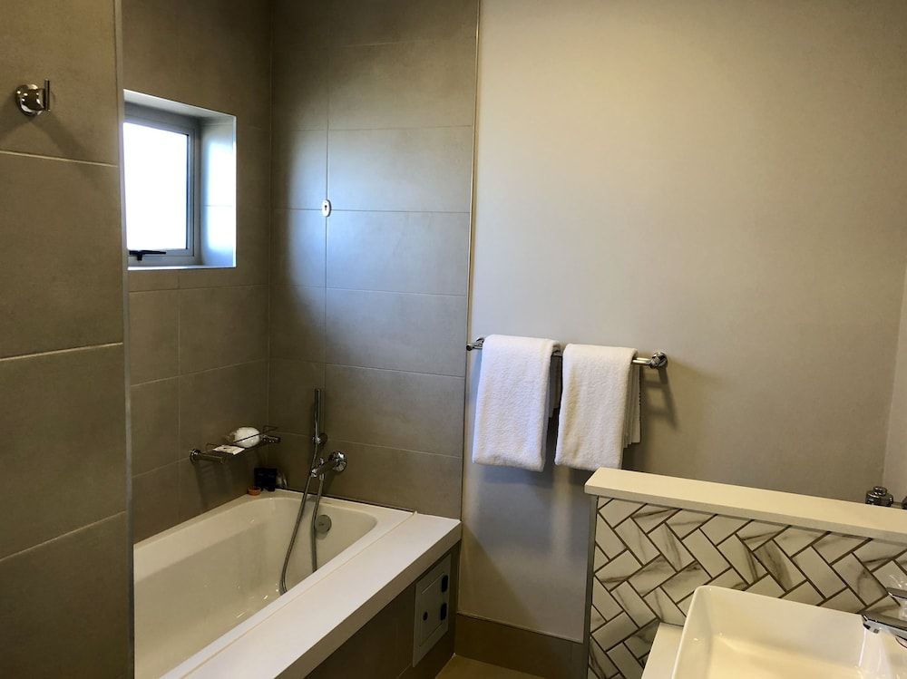 Belaire Suites Deluxe King 2 Sleeper Bath & Shower 8