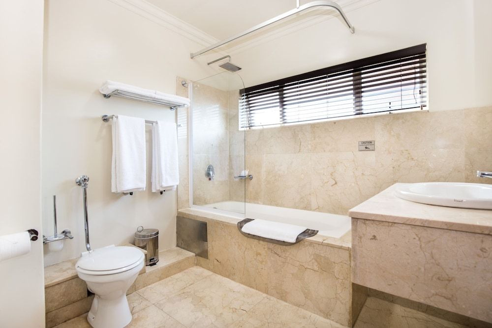 Belaire Suites Suite 4 Sleeper Bath & Shower 8