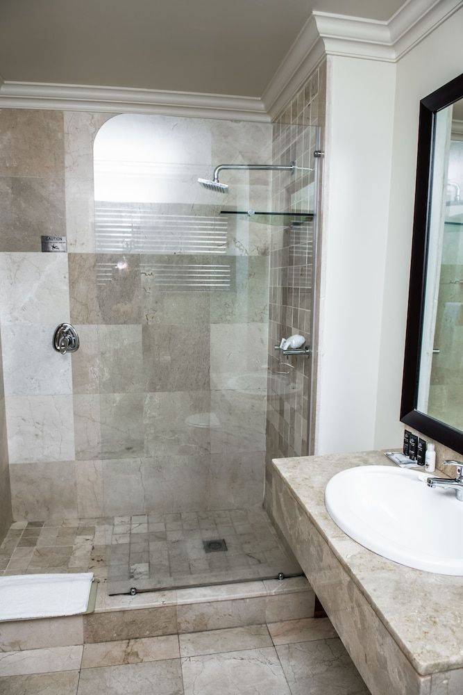Belaire Suites King 2 Sleeper Shower Interleading 8