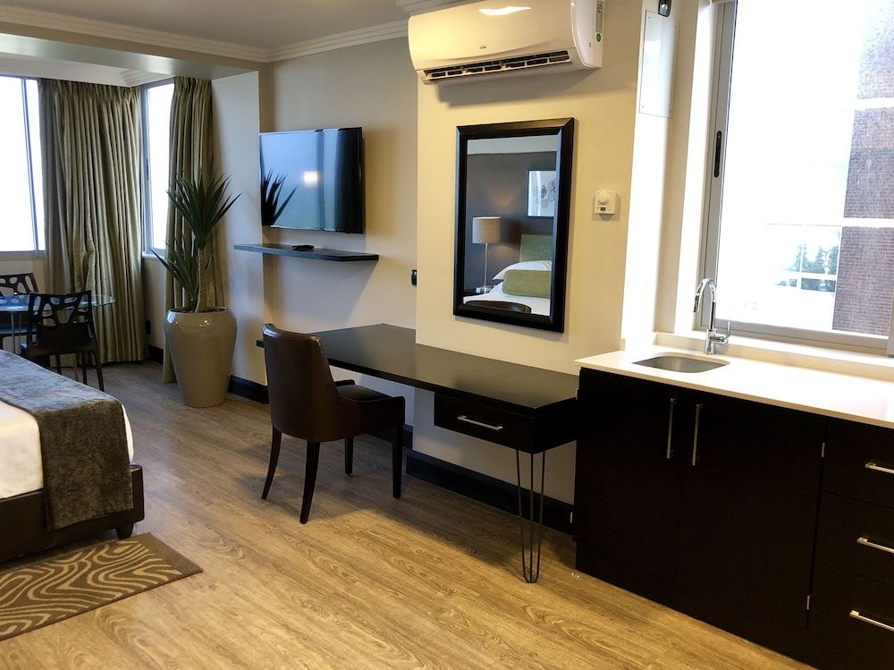 Belaire Suites Deluxe King 2 Sleeper Bath & Shower 18