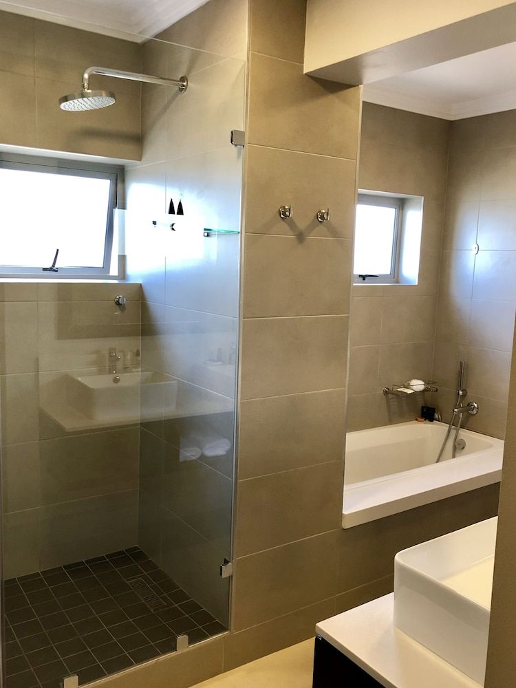 Belaire Suites Deluxe King 2 Sleeper Bath & Shower 14