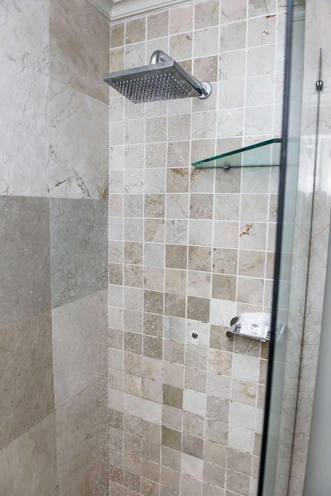 Belaire Suites King 2 Sleeper Shower Interleading 9