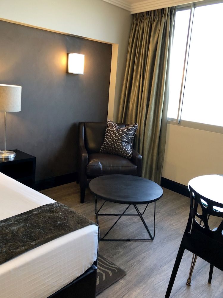 Belaire Suites Deluxe King 2 Sleeper Bath & Shower 17