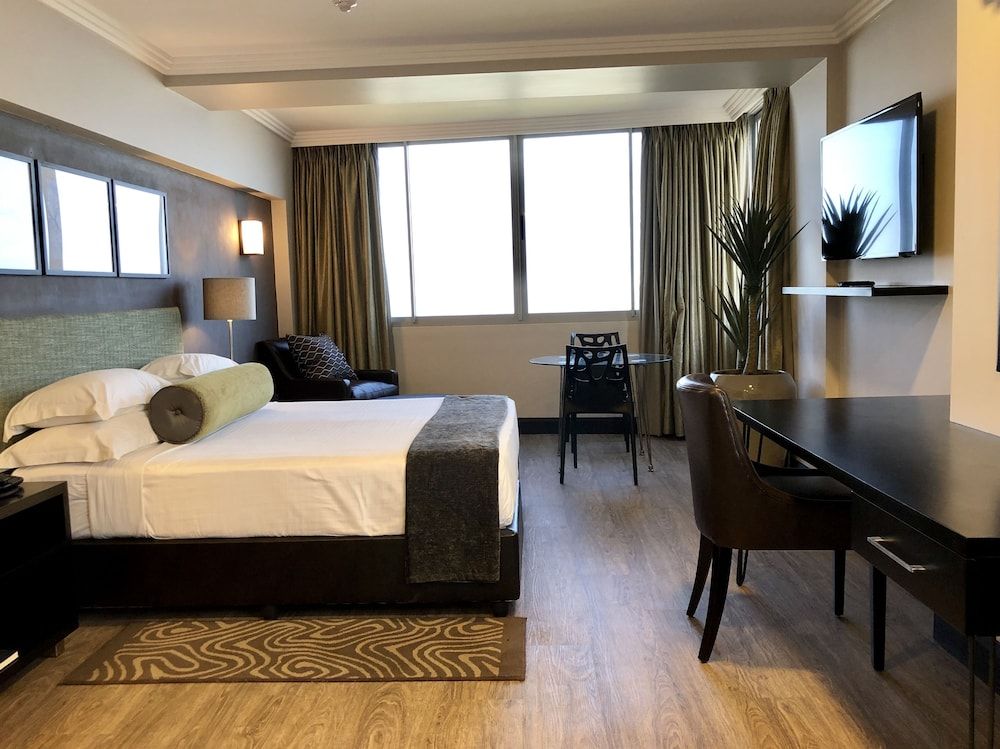 Belaire Suites Deluxe King 2 Sleeper Bath & Shower 4