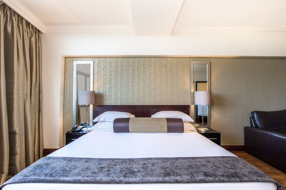 Belaire Suites Suite 4 Sleeper Bath & Shower 2