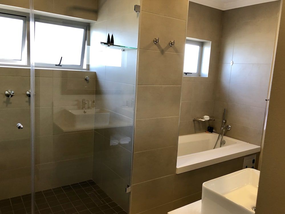 Belaire Suites Deluxe King 2 Sleeper Bath & Shower 10