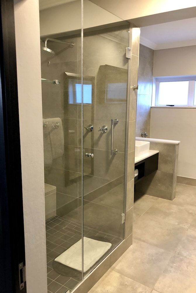Belaire Suites Deluxe King 2 Sleeper Bath & Shower 13