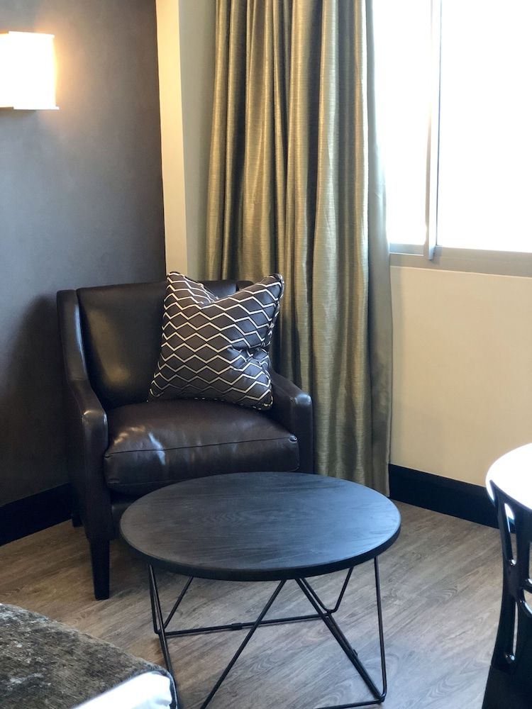 Belaire Suites Deluxe King 2 Sleeper Bath & Shower 16