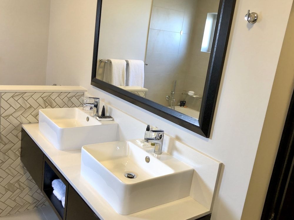 Belaire Suites Deluxe King 2 Sleeper Bath & Shower 7