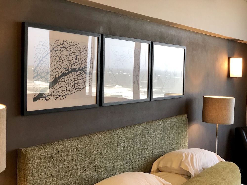 Belaire Suites Deluxe King 2 Sleeper Bath & Shower