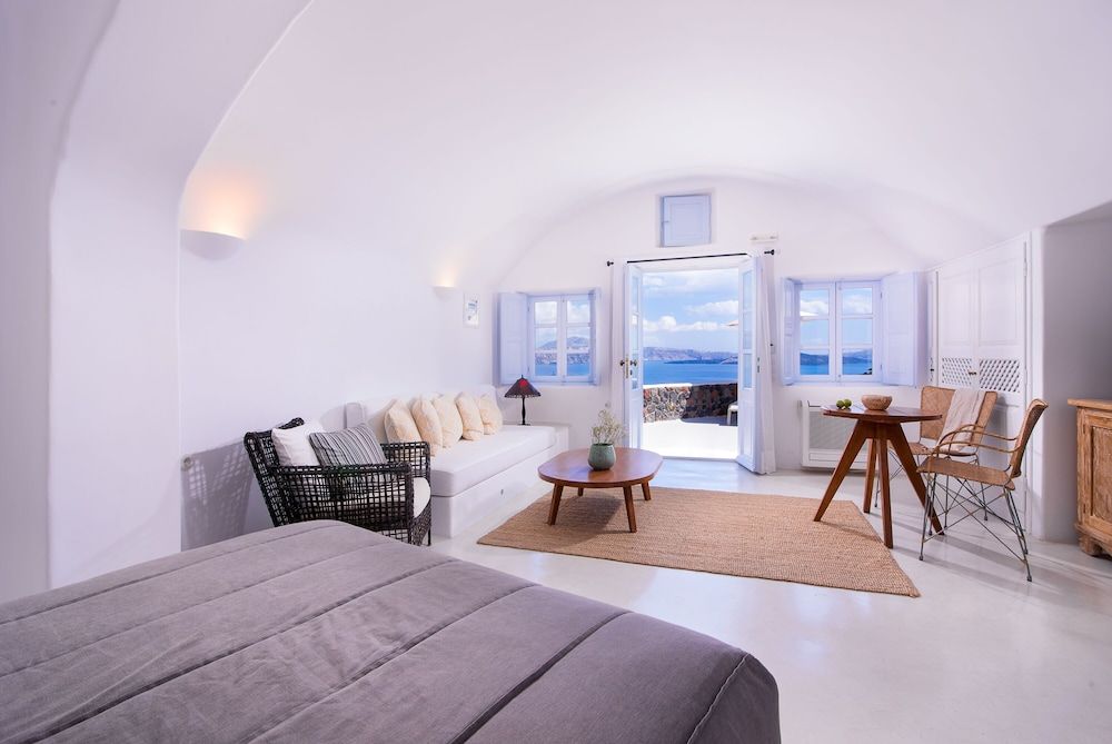 Pezoules of Oia Valeriana Cliff House with Caldera View 6