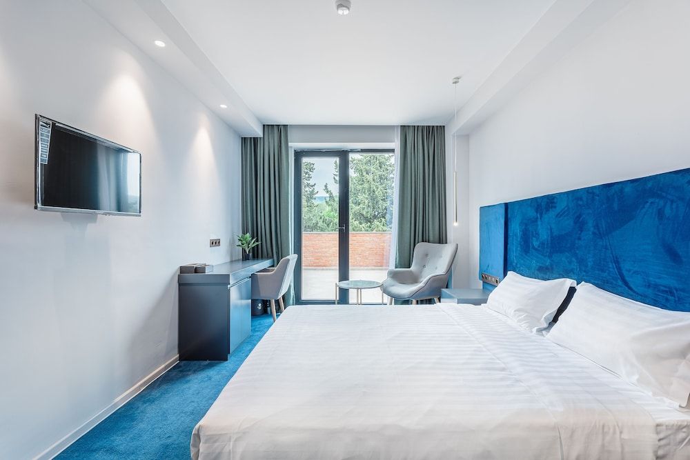 Ramada by Wyndham Tbilisi Old City Standard Room, 1 King Bed, Smoking, Balcony