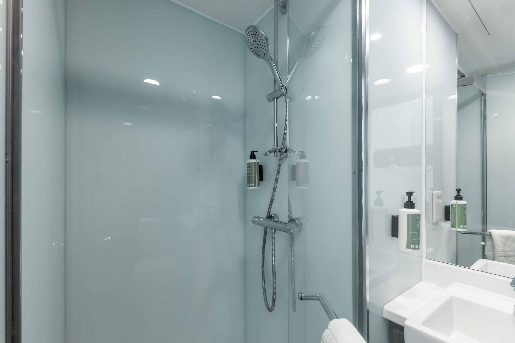 undefined easyHotel Cardiff 7