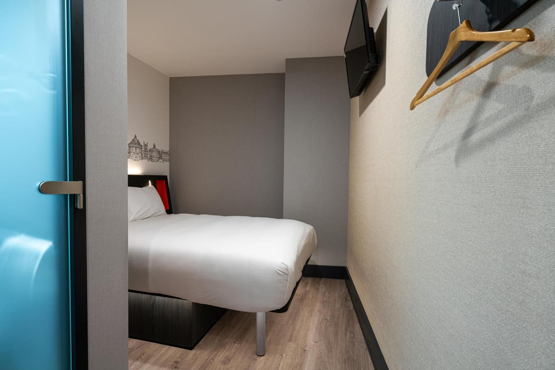 undefined easyHotel Cardiff 6