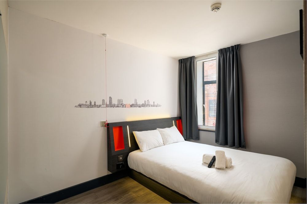 undefined easyHotel Cardiff 8