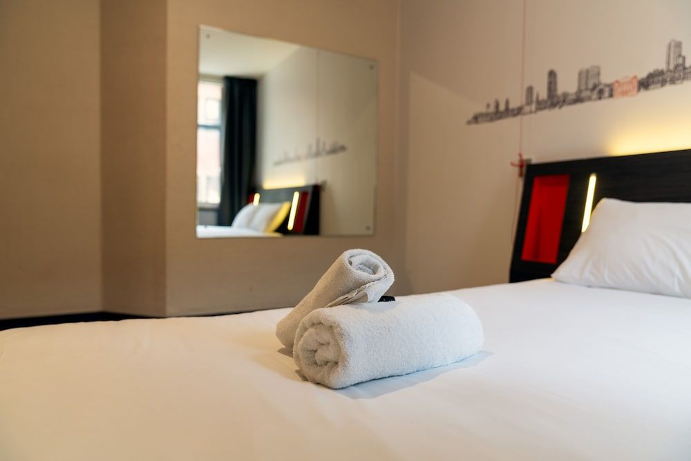 undefined easyHotel Cardiff 10