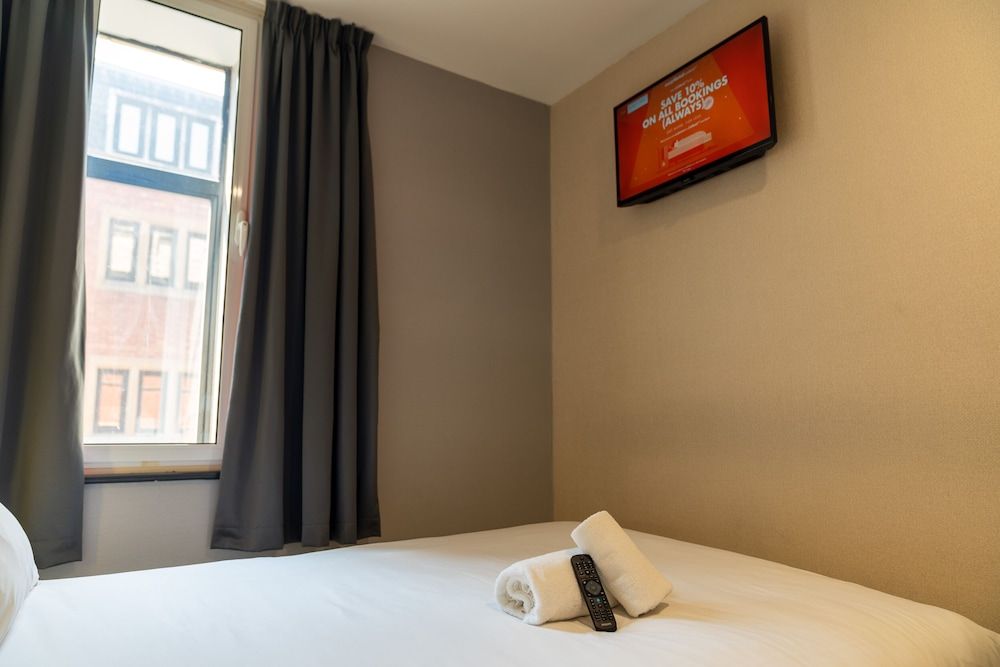 undefined easyHotel Cardiff 9