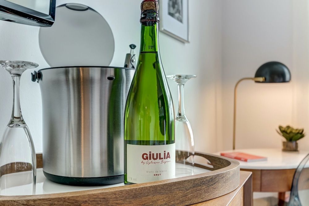 iCoconutGrove Vacation Rentals Beautiful City View Room in Coconut Grove ( NO BALCONY OR KITCHEN) 8