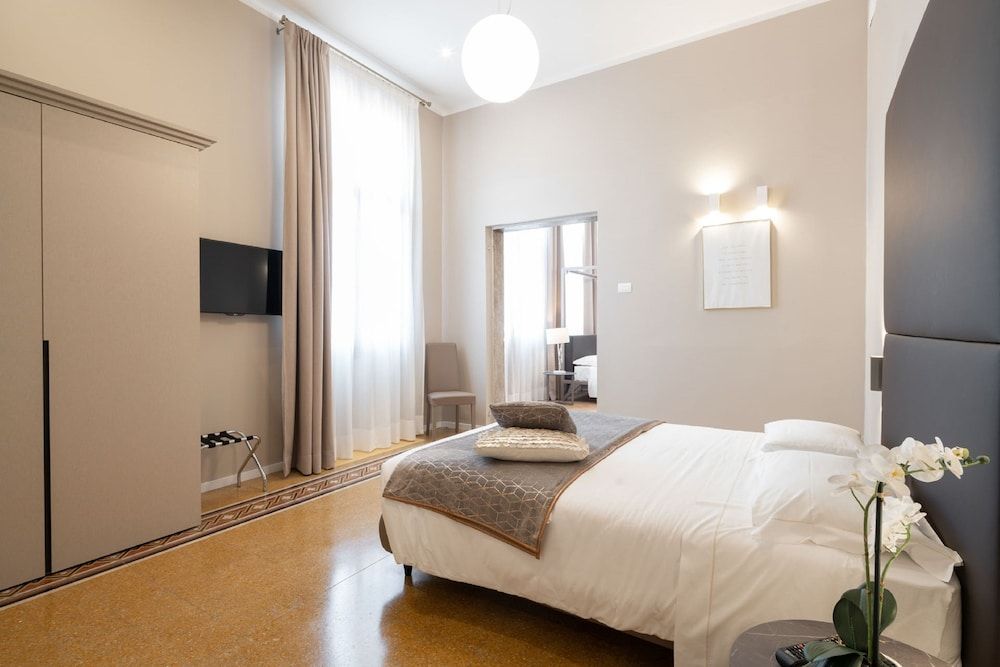 Hotel Palazzo Martinelli Dolfin Superior Suite, Canal View 8