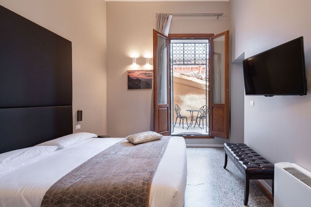 Hotel Palazzo Martinelli Dolfin Standard Double Room, 1 King Bed, Balcony 2